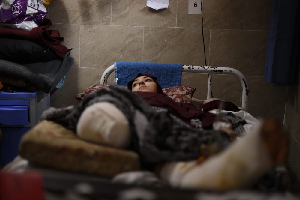 Lapsi makaa sängyllä.