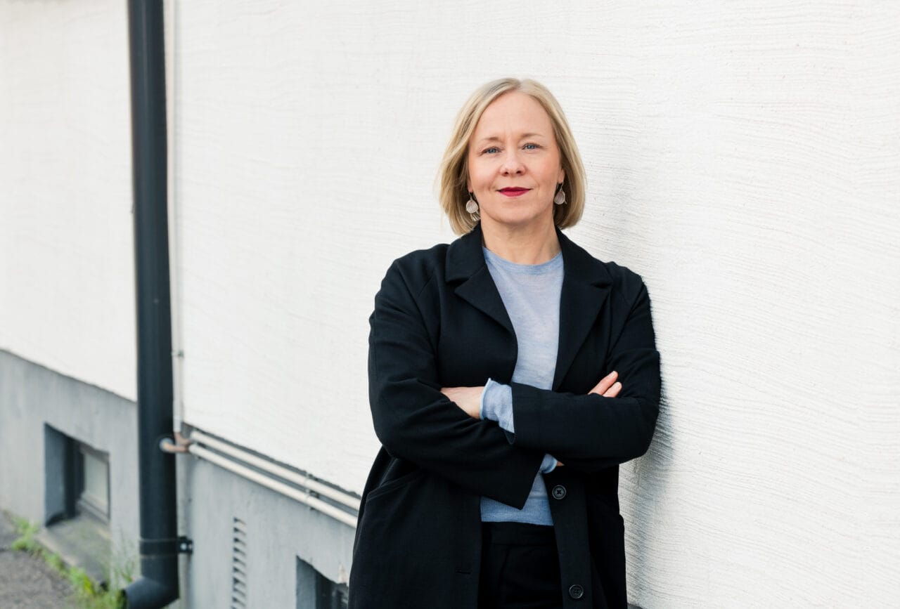Lääkärit Ilman Rajoja -järjestön uusi toiminnanjohtaja Kaisa-Leena Juvonen seisoo kadulla.